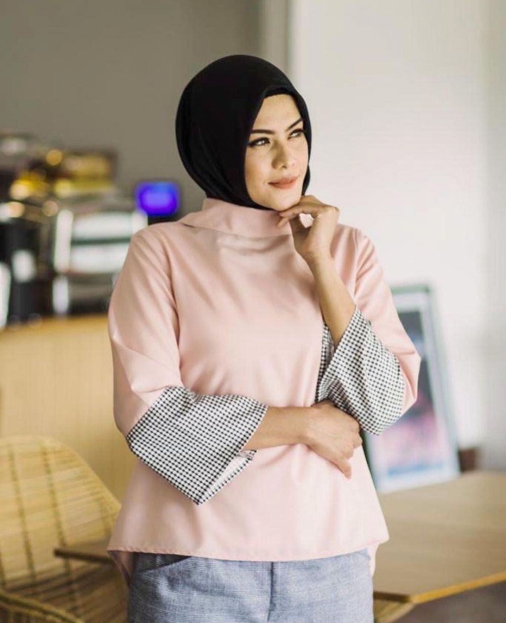 potret pemeran serena di preman pensiun anggun pakai hijab © berbagai sumber potret pemeran serena di preman pensiun anggun pakai hijab © berbagai sumber