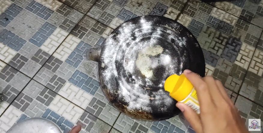 Cuma pakai 2 bahan dapur, ini trik ampuh bersihkan kerak gosong di pantat teko