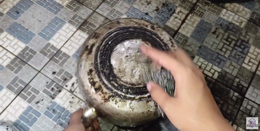Cuma pakai 2 bahan dapur, ini trik ampuh bersihkan kerak gosong di pantat teko