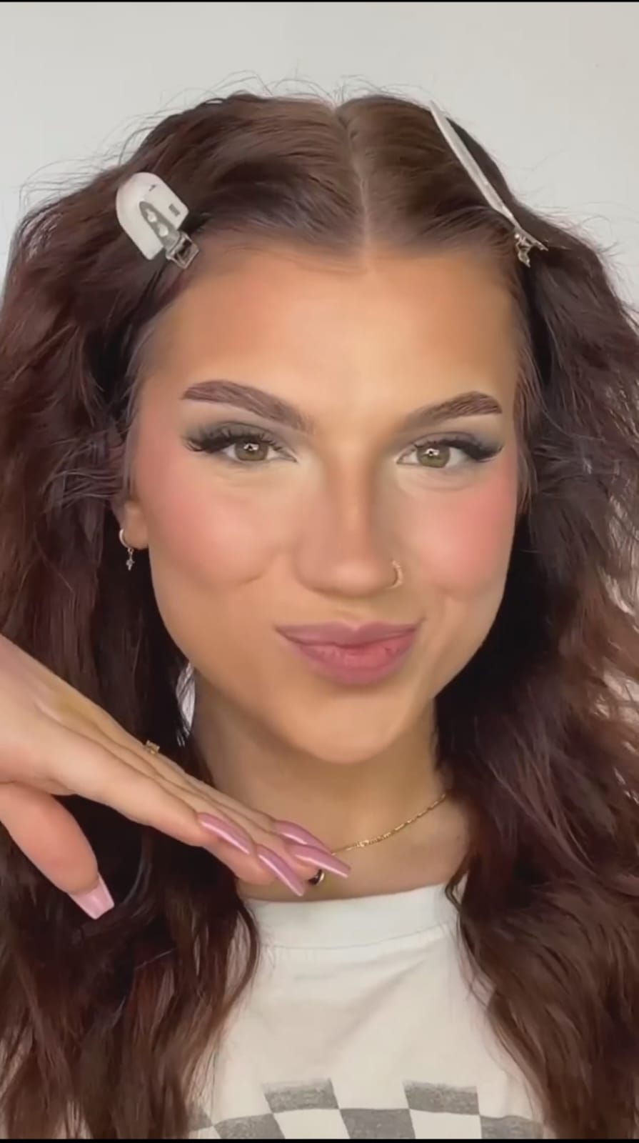 Wanita ini buktikan hanya dengan 4 warna cat bisa makeup wajah, hasil akhir riasannya bikin takjub © Instagram Wanita ini buktikan hanya dengan 4 warna cat bisa makeup wajah, hasil akhir riasannya bikin takjub © Instagram