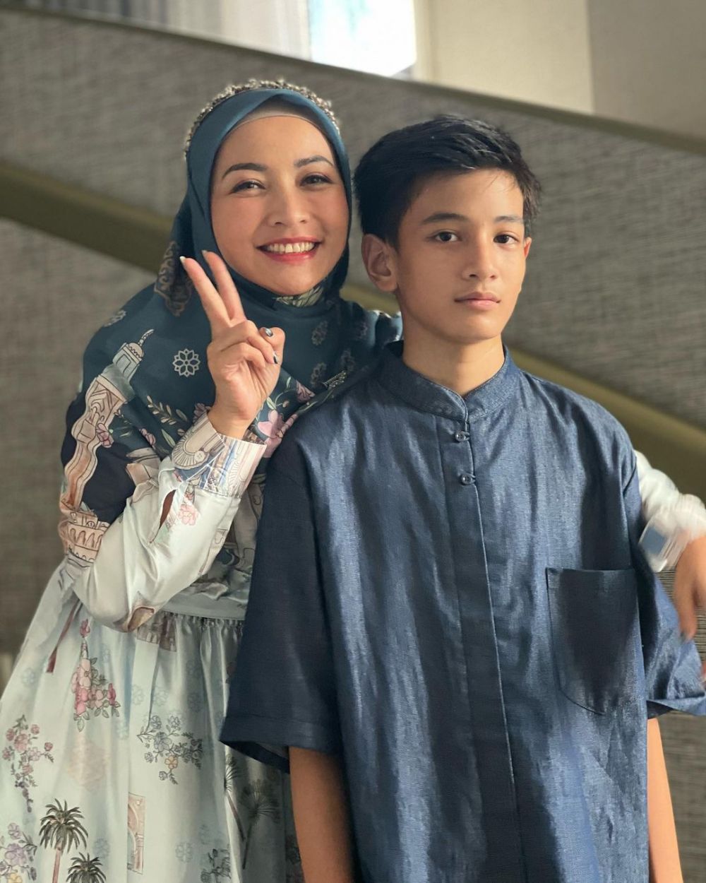 Hesti Purwadinata catwalk berhijab bareng anak © Instagram/@hestipurwadinata