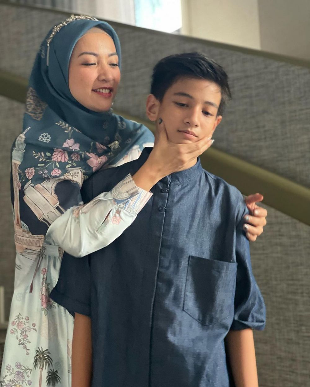 Hesti Purwadinata catwalk berhijab bareng anak © Instagram/@hestipurwadinata