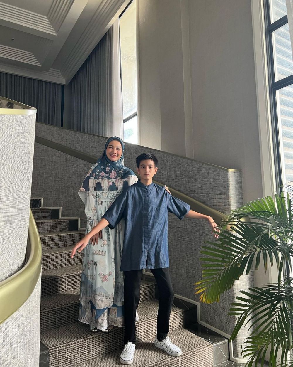 Hesti Purwadinata catwalk berhijab bareng anak © Instagram/@hestipurwadinata