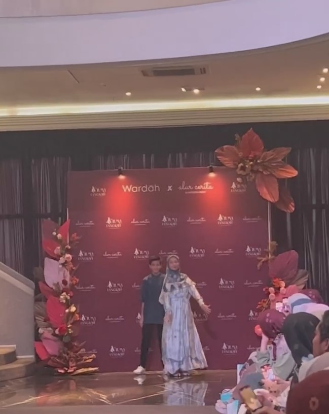 Hesti Purwadinata catwalk berhijab bareng anak © Instagram/@hestipurwadinata