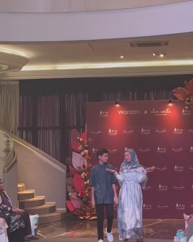 Hesti Purwadinata catwalk berhijab bareng anak © Instagram/@hestipurwadinata Hesti Purwadinata catwalk berhijab bareng anak © Instagram/@hestipurwadinata