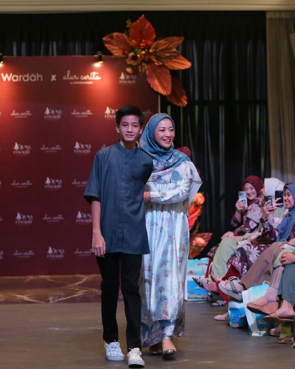 Hesti Purwadinata catwalk berhijab bareng anak © Instagram/@hestipurwadinata Hesti Purwadinata catwalk berhijab bareng anak © Instagram/@hestipurwadinata