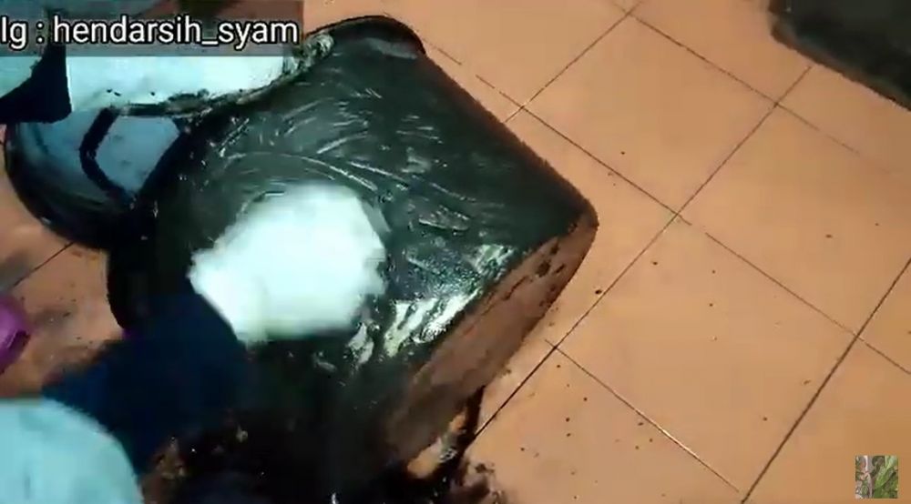 Modal Rp5.000, begini cara membersihkan kerak gosong di panci dandang