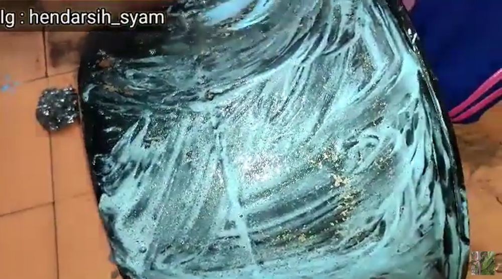 Modal Rp5.000, begini cara membersihkan kerak gosong di panci dandang