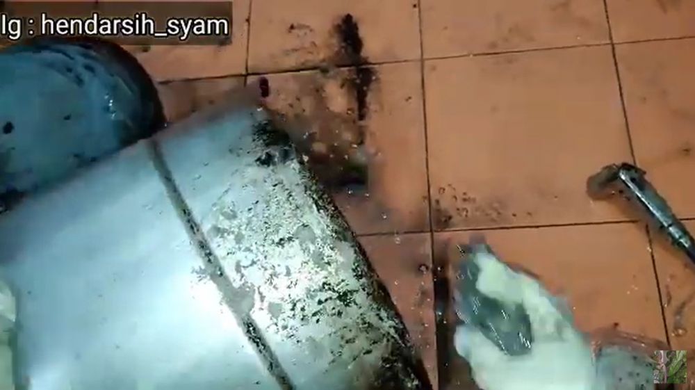 Modal Rp5.000, begini cara membersihkan kerak gosong di panci dandang