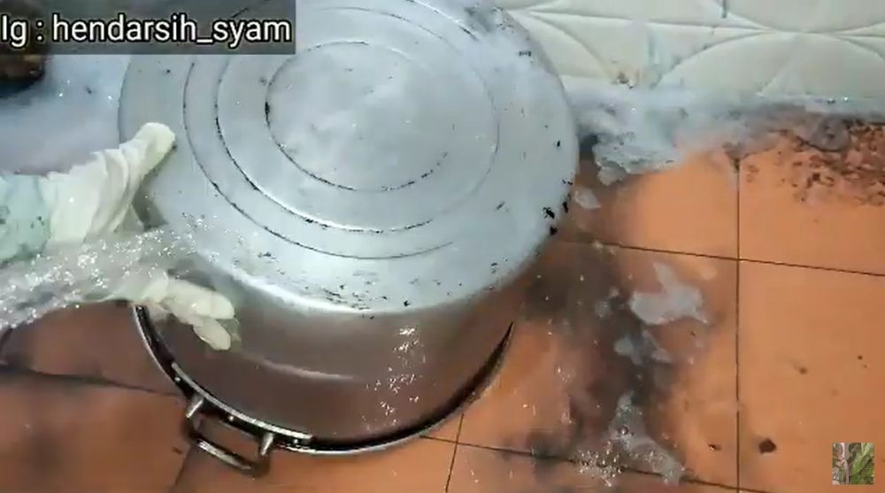 Modal Rp5.000, begini cara membersihkan kerak gosong di panci dandang