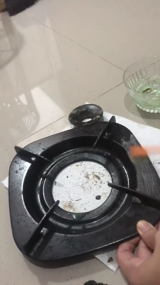 Cuma pakai 1 bahan dapur, ini cara sederhana bersihkan kerak di kompor gas