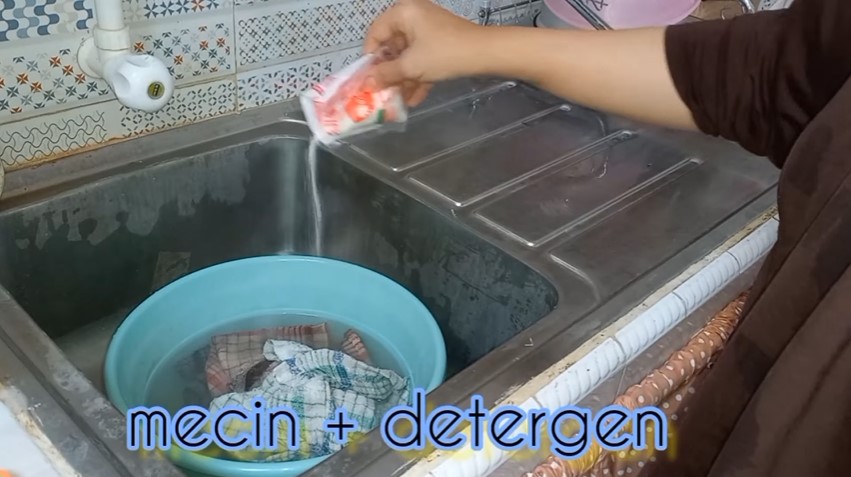 Jangan cuma sabun, ini cara bersihkan bau dan noda membandel di lap dapur pakai tambahan satu bumbu
