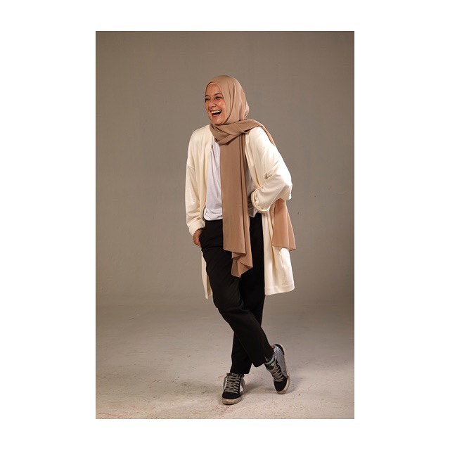 potret keseharian wanita di iklan kaus © instagram