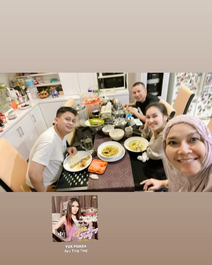 momen Ayu Ting Ting sahur sedikit © berbagai sumber