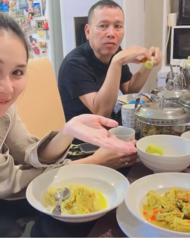 momen Ayu Ting Ting sahur sedikit © berbagai sumber