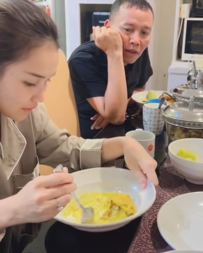 momen Ayu Ting Ting sahur sedikit © berbagai sumber