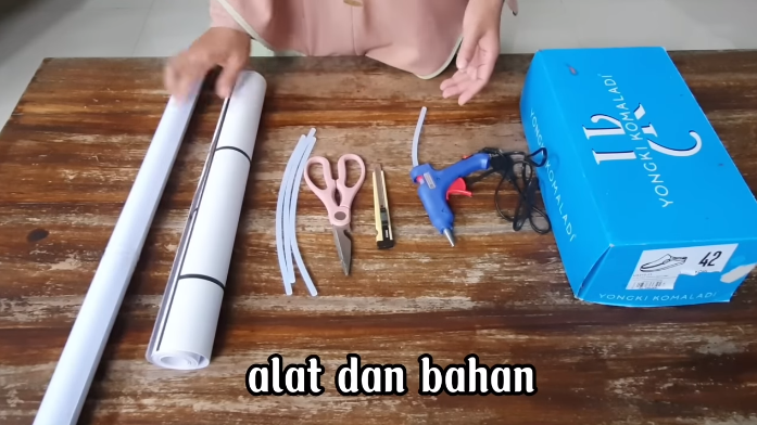 Cuma pakai satu barang bekas, ini trik mudah bikin dispenser untuk menyimpan kresek plastik