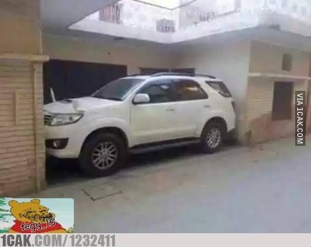 17 Potret lucu orang parkir ini nyelenehnya bikin bingung, kok bisa ya? © berbagai sumber