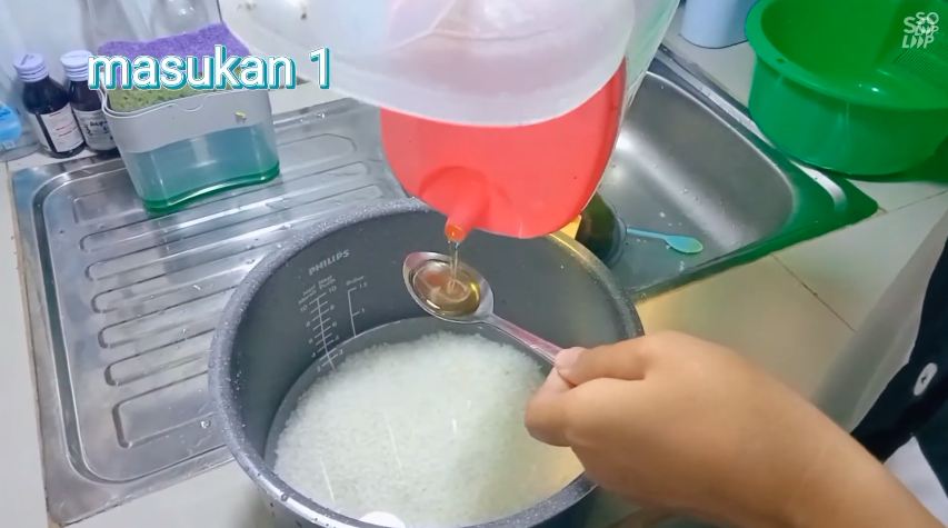 Pakai 2 bahan dapur, ini trik menanak nasi agar pulen, wangi, dan tidak lengket di panci rice cooker