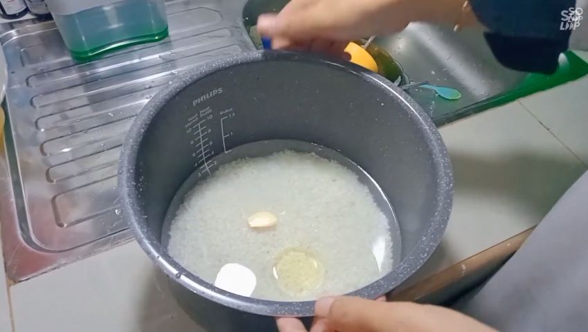 Pakai 2 bahan dapur, ini trik menanak nasi agar pulen, wangi, dan tidak lengket di panci rice cooker