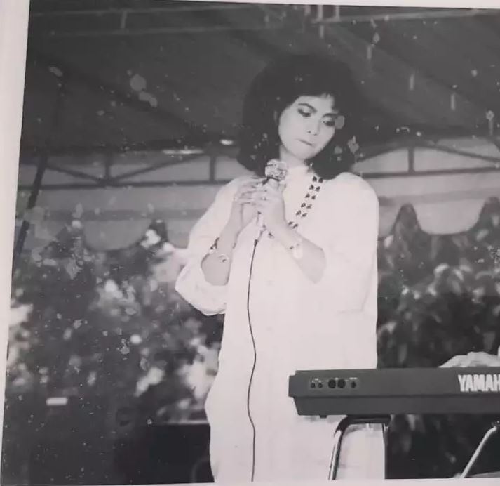 Wanita berambut keriting di iklan shampo © 2023 brilio.net