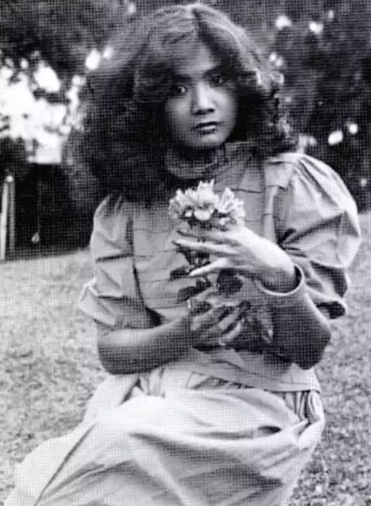 Wanita berambut keriting di iklan shampo © 2023 brilio.net