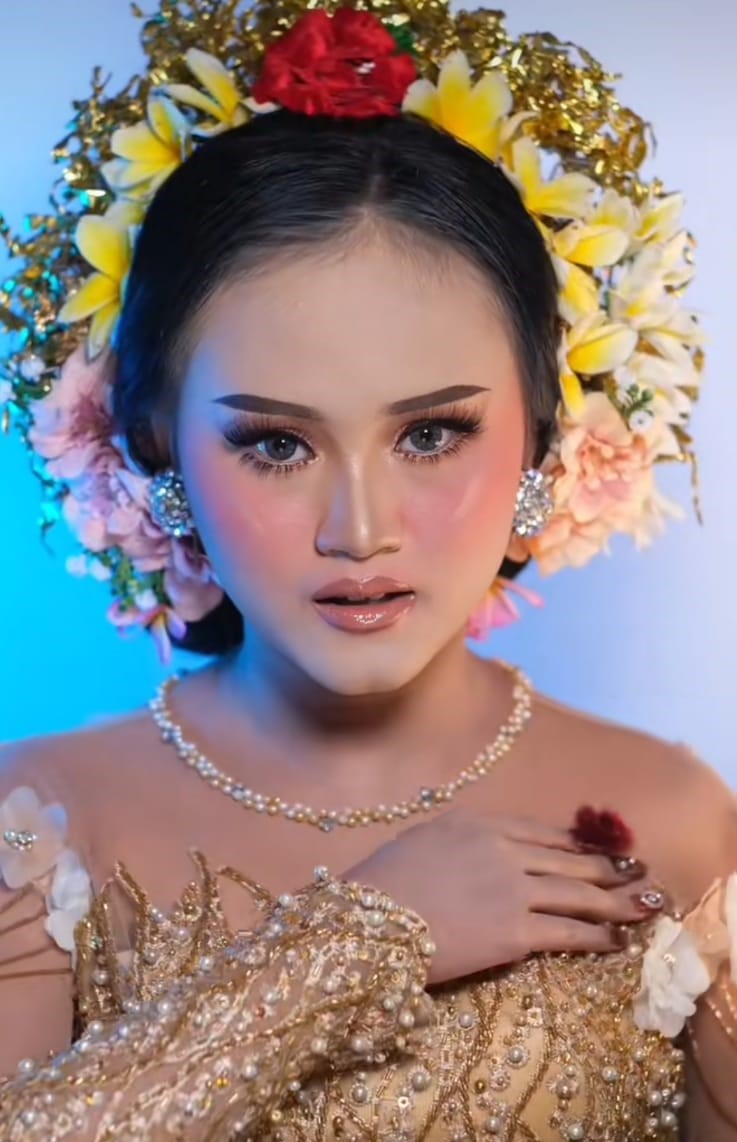 Wanita mirip Happy Asmara ini dirias MUA jadi pengantin Bali, hasil akhirnya kayak beda orang