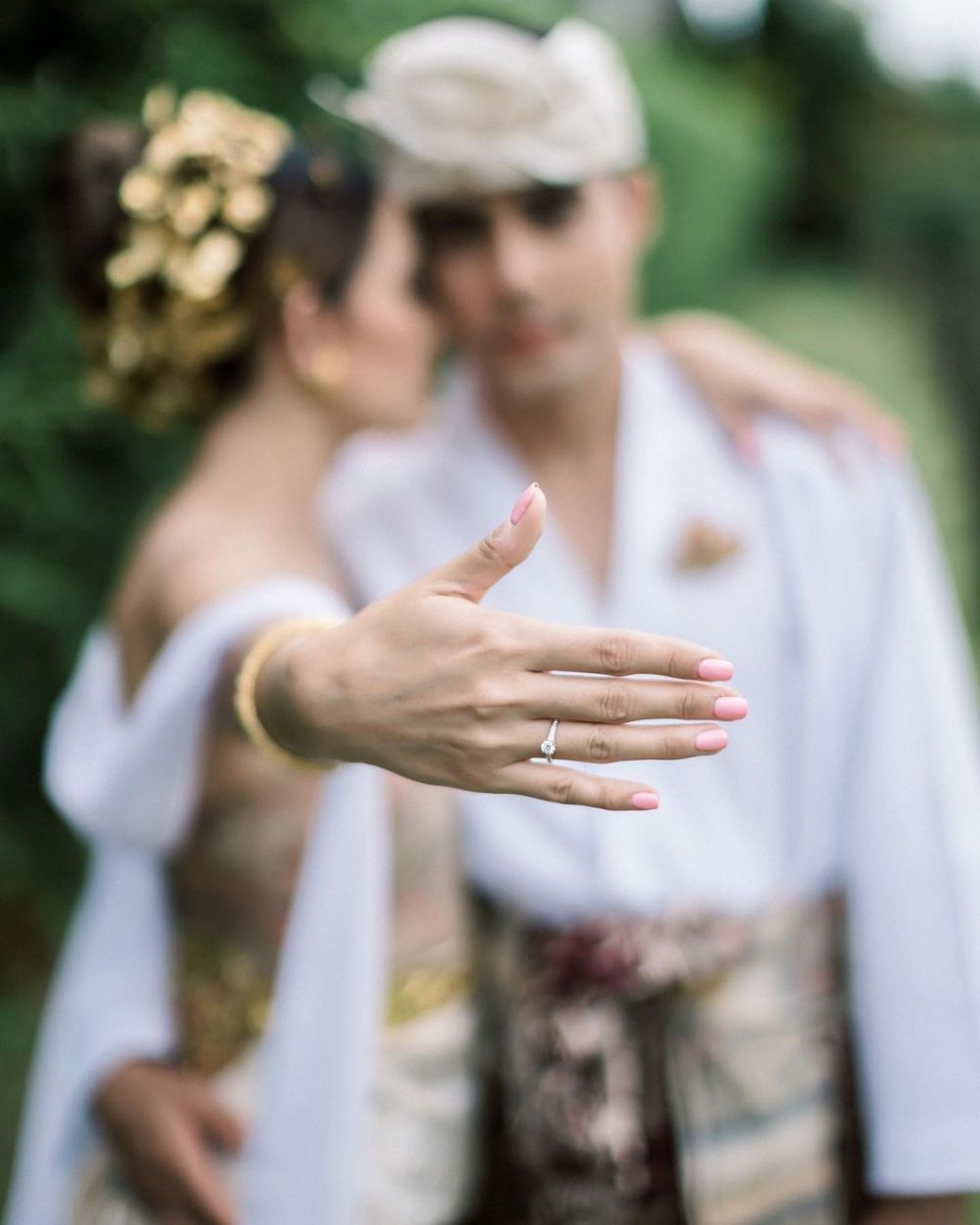 Kental adat Bali, intip 11 momen pernikahan Laura Theux dan Indra Brotolaras