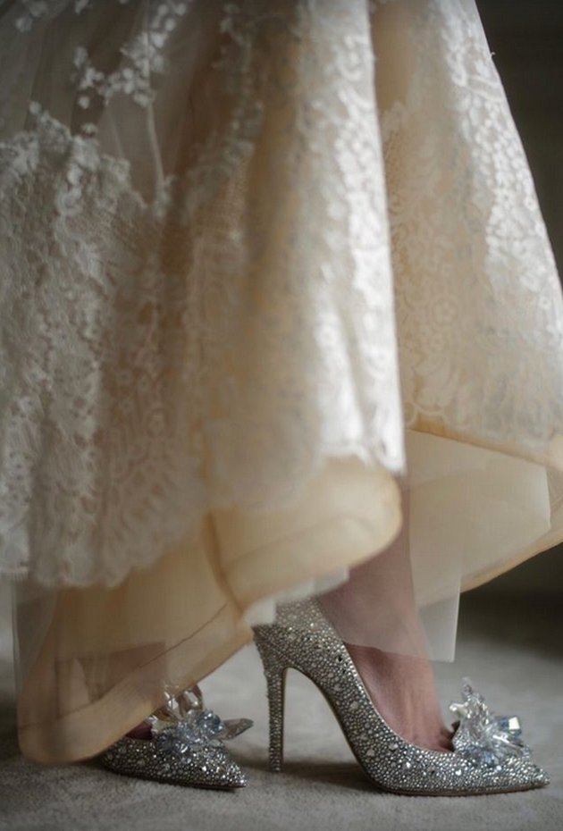 Anggun berbalut gaun klasik, ini 11 detail penampilan Valencia Tanoesoedibjo saat pemberkatan nikah