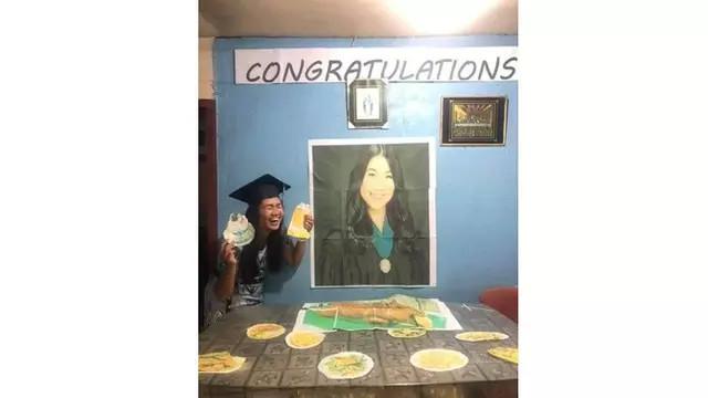 potret lucu kado wisuda ini nyelenehnya nggak ada lawan © berbagai sumber