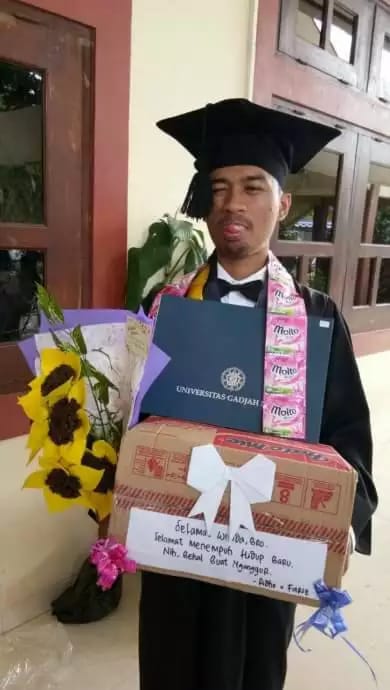 potret lucu kado wisuda ini nyelenehnya nggak ada lawan © berbagai sumber