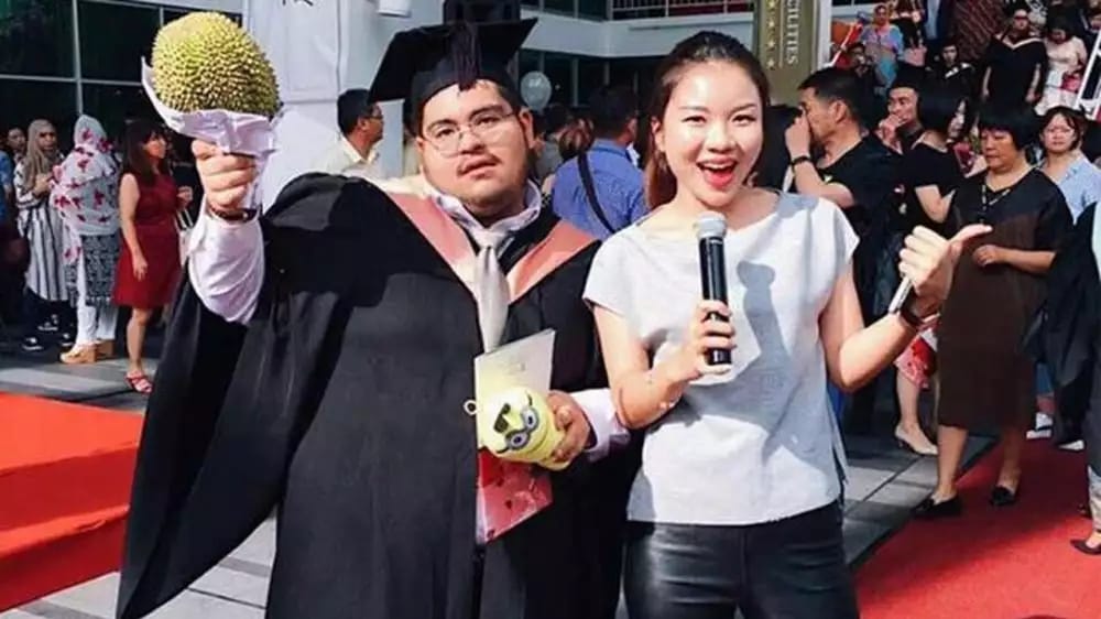 potret lucu kado wisuda ini nyelenehnya nggak ada lawan © berbagai sumber