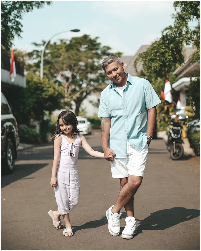 Bocah di foto ini anak aktor legendaris kini jadi presenter top, intip 11 transformasinya