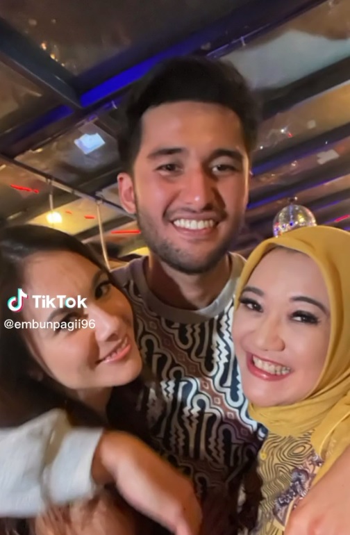 momen kedekatan wulan guritno dan calon mertua jadi sorotan ©