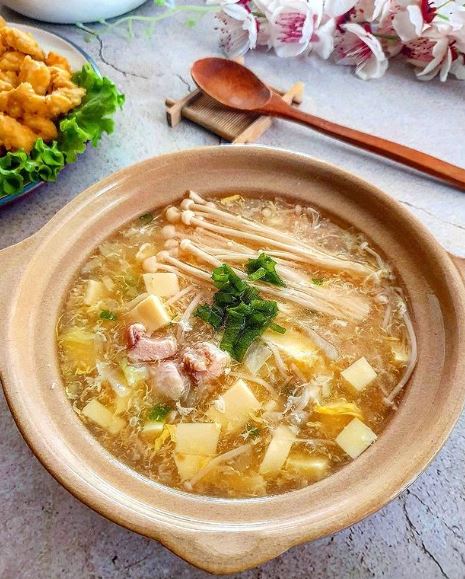 11 Resep olahan jamur enoki berkuah, segar, dan cocok disantap saat musim hujan