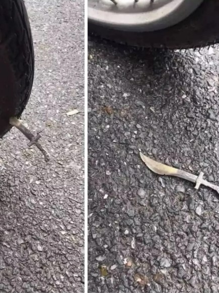 Potret ada benda nyangkut di ban motor © berbagai sumber