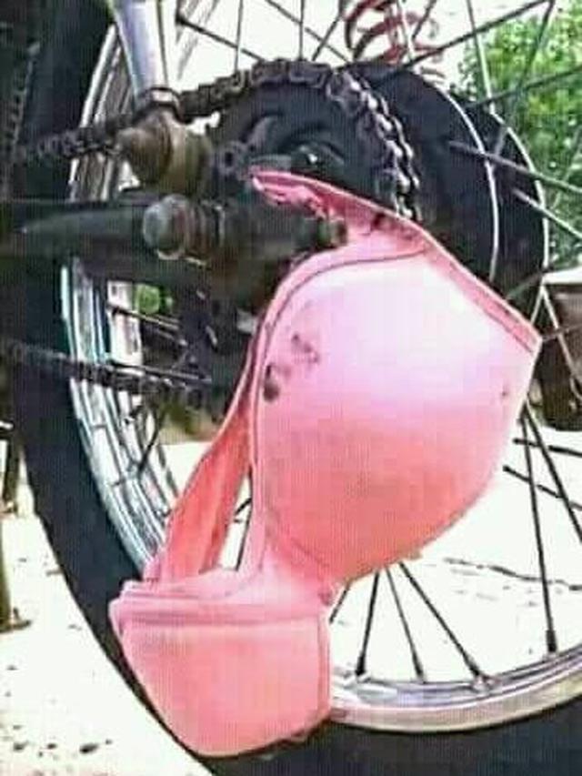 Potret ada benda nyangkut di ban motor © berbagai sumber