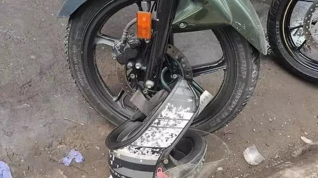 Potret ada benda nyangkut di ban motor © berbagai sumber