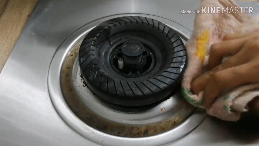 Hanya dengan tiga bahan, ini cara basmi kerak membandel di kompor agar kinclong lagi bak masih baru