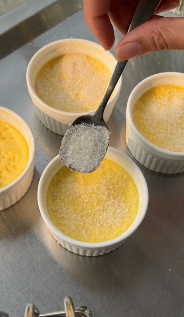 7 Cara membuat creme brulee viral yang lembut tanpa menggunakan oven, dijamin antigagal