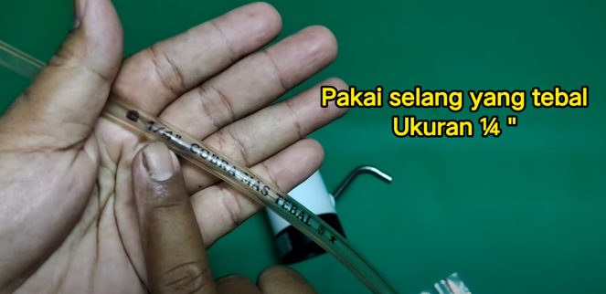 Pria ini tunjukkan fungsi antimainstream pompa galon, bermanfaat buat pengusaha mikro frozen food