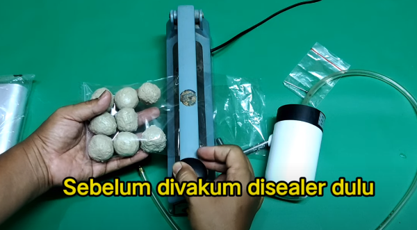 Pria ini tunjukkan fungsi antimainstream pompa galon, bermanfaat buat pengusaha mikro frozen food