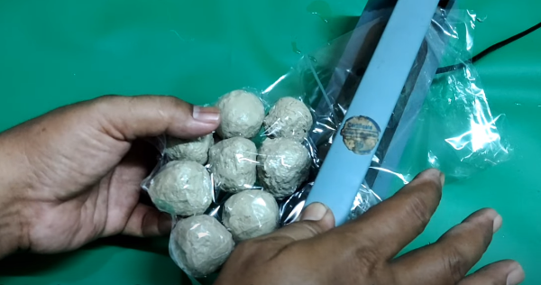 Pria ini tunjukkan fungsi antimainstream pompa galon, bermanfaat buat pengusaha mikro frozen food