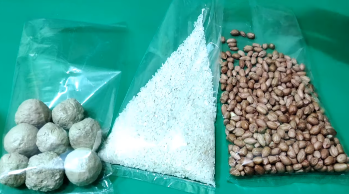 Pria ini tunjukkan fungsi antimainstream pompa galon, bermanfaat buat pengusaha mikro frozen food