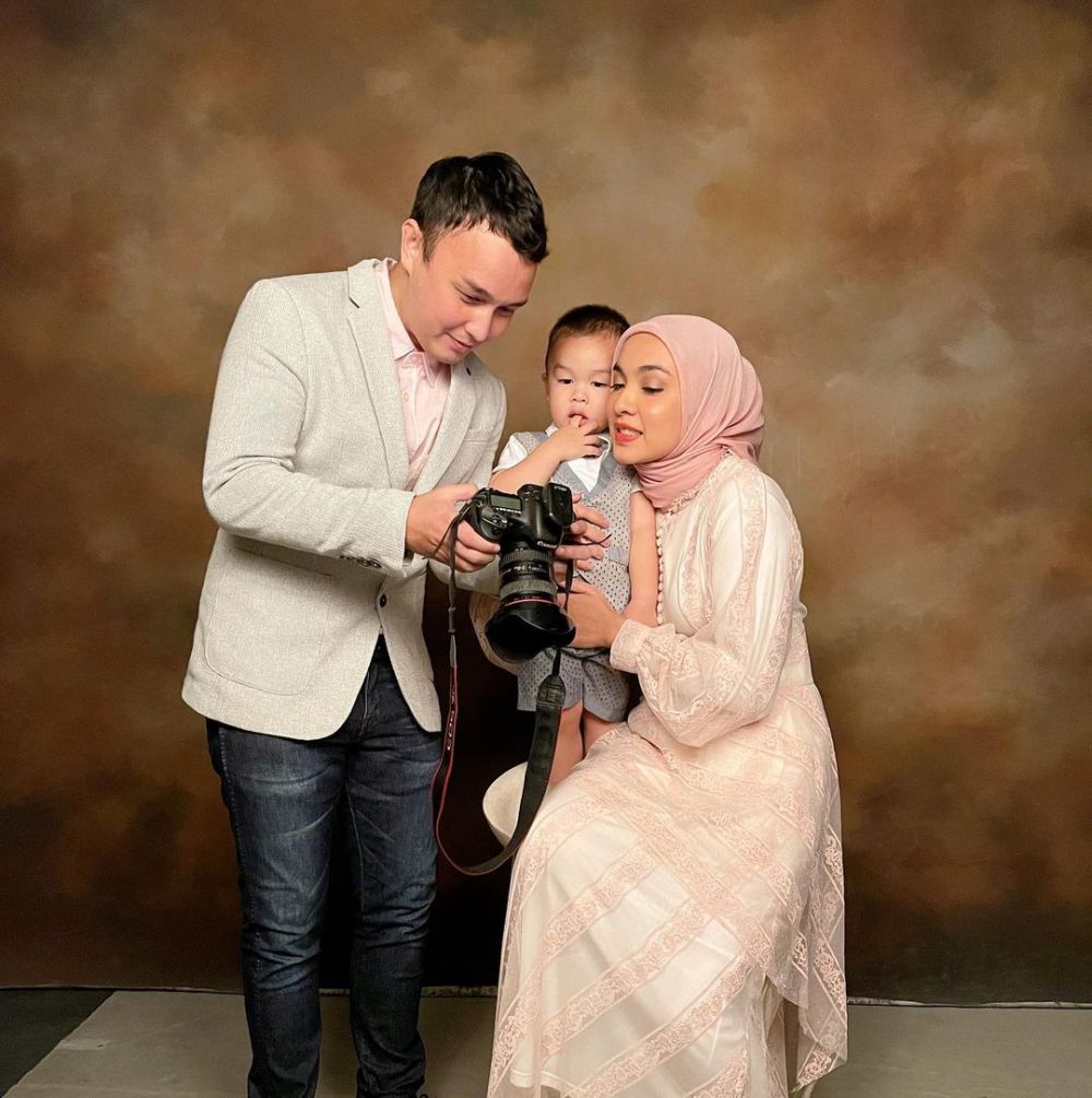 potret tika bravani bareng keluarga © berbagai sumber