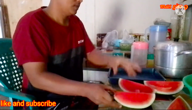 Tanpa butuh talenan, ini trik memotong semangka bentuk dadu untuk es buah