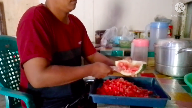 Tanpa butuh talenan, ini trik memotong semangka bentuk dadu untuk es buah
