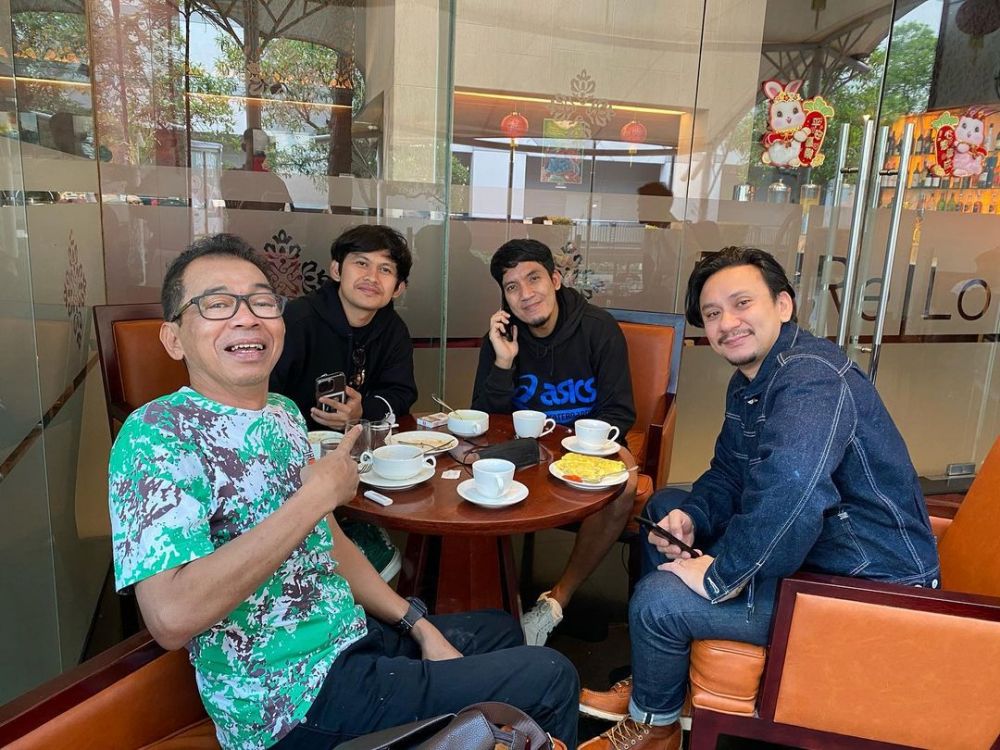 keseharian pak jalal ppt © berbagai sumber