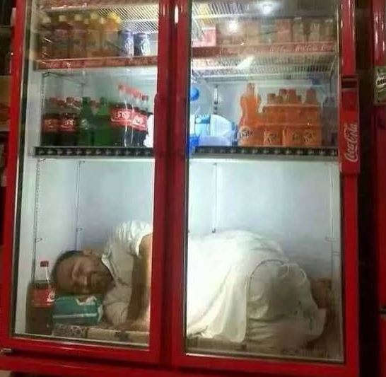 Potret kocak orang ngadem di kulkas Berbagai sumber Potret kocak orang ngadem di kulkas Berbagai sumber