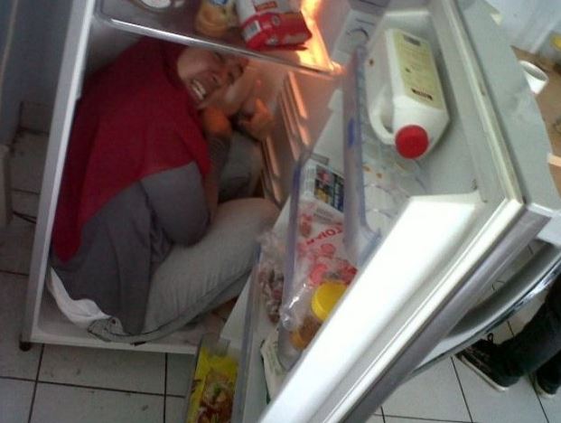 Potret kocak orang ngadem di kulkas Berbagai sumber